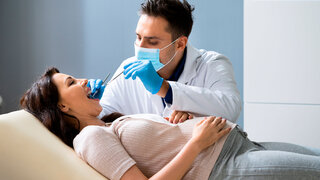 Zahnarzt behandelt schwangere Patientin