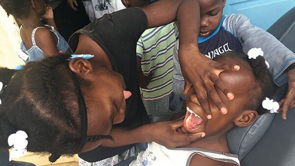 Im Diano-Projekt von Tobias Bauer wird auch das Waisenhaus Institut Cap Haitien auf Haiti besucht. Hier haben die Kinder sichtlich Spaß daran, Zähne und Mund genau zu erkunden.