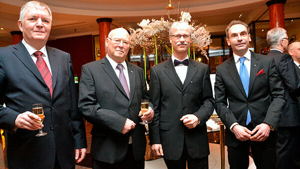 Jens-Uwe Engelhardt, KZV Sachsen-Anhalt, Gründungsmitglied Dr. Peter Schmidt mit seinem Sohn, VV-Vorstand Dr. Jochen Schmidt (M.), und Dr. Dirk Wagner, Referent für Vertrags- und Vorstandswesen (v.l.) |