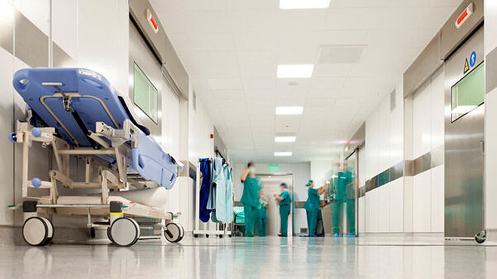 Ein Krankenhausflur in Deutschland: Seit Jahren fehlt den Kliniken qualifiziertes Personal, trotzdem reagiert Gesundheitsminister Hermann Gröhe nicht, im Gegenteil: "Alles wird kaputt gespart", rügten Ärzte und Klinikvertreter auf einer Veranstaltung i