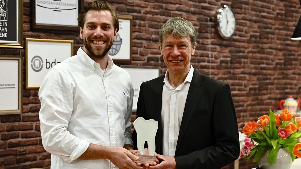 Der Alumni-Preis des Bundesverband der zahnmedizinschen Alumni in Deutschland e.V. geht an Prof. Dietmar Oesterreich BdZA-Vorsitzender Maximilian Voß (links) überreicht Prof. Dietmar Oesterreich am IDS-Stand der Bundeszahnärztekammer den Alumni-Preis.