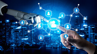 menschliche Hand berührt Roboterhand