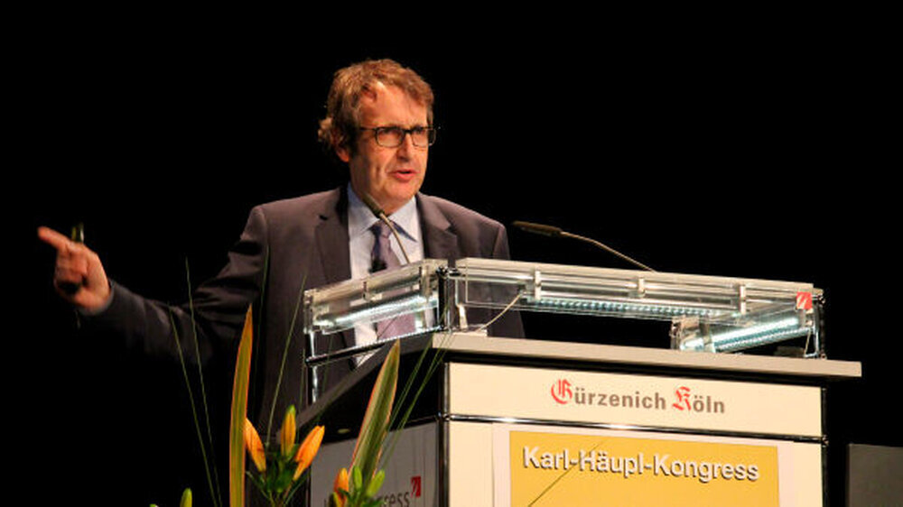 "Wir sollten weniger versuchen, das Verhalten unserer Patienten zu verändern, sondern Hilfsmittel und Techniken entwickeln, die dem Verhalten unserer Patienten entgegen kommen", resümierte Prof. Dr. Stefan Zimmer, Leiter des Departments für Zahn-, Mund