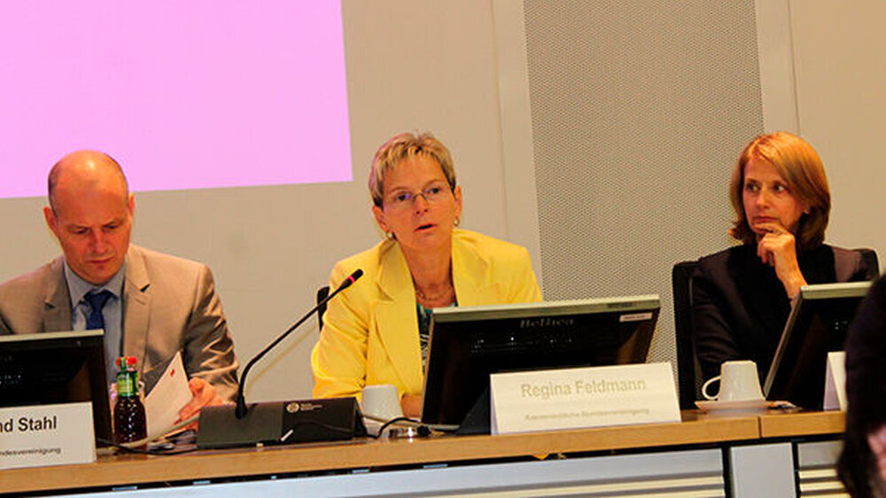 Weiteres Befragungsergebnis: Mehr als die Hälfte der Befragten (54 Prozent) fände es grundsätzlich sinnvoll, vor dem Facharzt immer erst einen Hausarzt anzusteuern. „Die Patienten wünschen sich einen zentralen, wohnortnahen Ansprechpartner. Die Erg