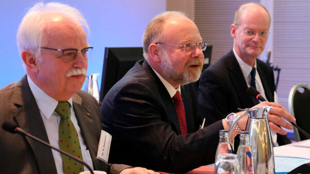 Der Vorsitzende der Vertreterversammlung für die 15. Legislaturperiode, Dr. Karl-Friedrich Rommel (Mitte) und seine zwei Stellvertreter, Dr. Bernhard Reilmann (links) und Oliver Woitke (rechts).