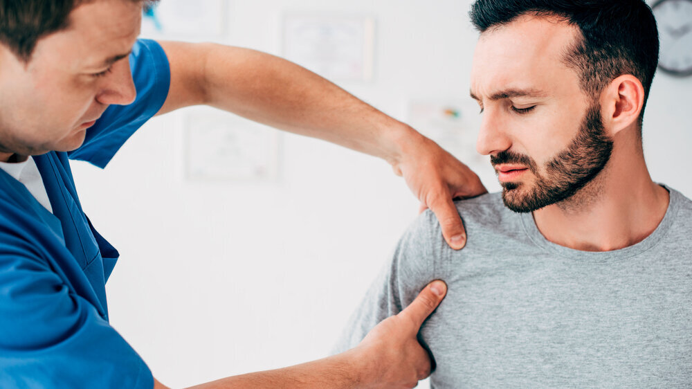 Patient in der Behandlung eines Facharztes.