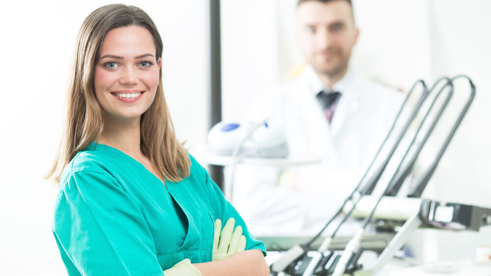 Zahnmedizinische Fachangestellte in Praxis