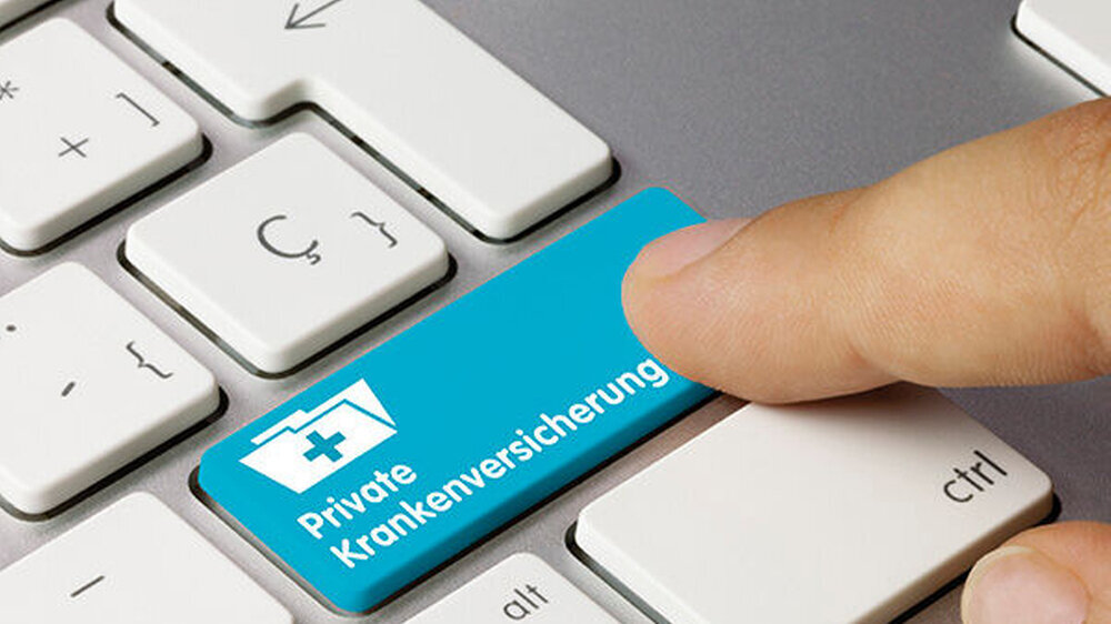 Zur Unterstützung der Ärzte und Zahnärzte gewährt die PKV für jeden Arztkontakt eine Extravergütung für erhöhten Hygieneaufwand. Diese Sonderzahlung von April bis Ende September unterstützt die ambulant tätigen Ärzte voraussichtlich mit rund 50