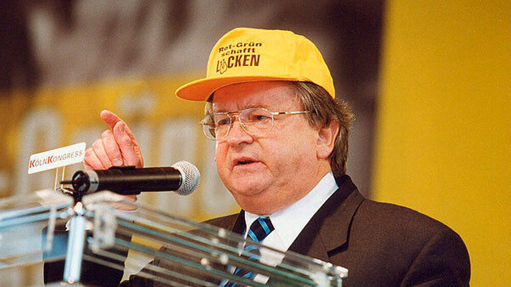 „Mit begrenzten Mitteln gibt es keine unbegrenzten Leistungen!“ Der Macher Schirbort hielt sich nicht mit Geplänkel auf. Hier 1999 in Köln bei einem Protest gegen Zuteilungsmedizin. „Mit begrenzten Mitteln gibt es keine unbegrenzten Leistungen!“ Der Macher Schirbort hielt sich nicht mit Geplänkel auf. Hier 1999 in Köln bei einem Protest gegen Zuteilungsmedizin.