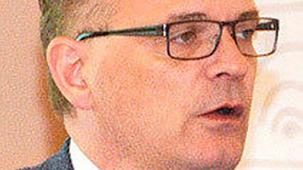 Prof. Dr. Christoph Benz, Vizepräsident der BZÄK, verwies auf die Bedarfe bei der zahnärztlichen Versorgung Pflegebedürftiger. Die Seniorenzahnmedizin müsse gefördert werden. Aus fachlicher Sicht seien arztentlastende präventive Tätigkeiten durch das Praxispersonal zwar möglich, dabei gelte es aber, die Risikoanalyse genauestens zu beachten. Es gebe keinen zusätzlichen Bedarf dieser Tätigkeiten in der Fläche. |