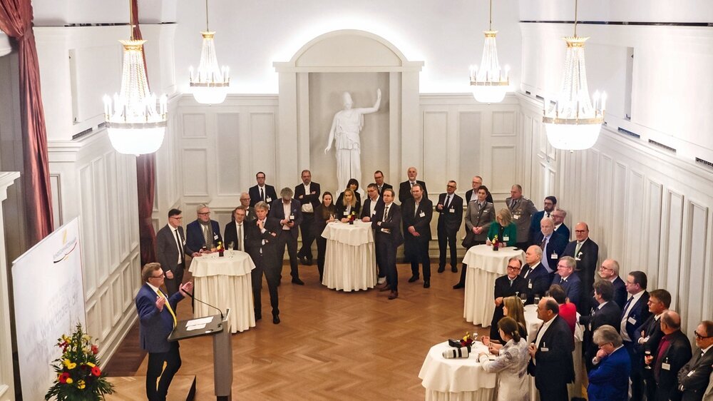 Neujahrsempfang: BZÄK-Präsident Prof. Dr. Christoph Benz begrüßt die Gäste in der Deutschen Parlamentarischen Gesellschaft. Neujahrsempfang: BZÄK-Präsident Prof. Dr. Christoph Benz begrüßt die Gäste in der Deutschen Parlamentarischen Gesellschaft.