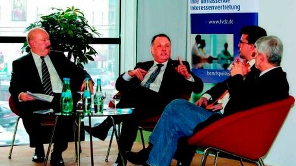 Kritisch befragt, skeptischer Blick in die Zukunft: Peter Gillies im Gespräch mit Rolf Koschorrek, Jens Ackermann und Karl-Heinz Sundmacher.