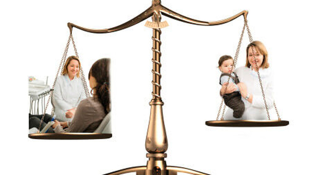 „Work-Life-Balance“ ist ein inflationär benutzter Begriff. Die Realität besteht für alle, die das Thema betrifft, aus täglich wiederkehrendem Organisationsdruck. Ratgeber, Maßnahmen, Angebote und ein noch so kleines Netzwerk erleichtern den Alltag um ein Vielfaches. |