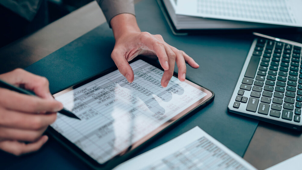 Themenbild Mann bei der Abrechnung