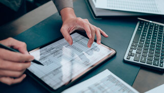 Themenbild Mann bei der Abrechnung