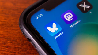 Die Icons der Social Media Apps Bluesky, Mastodon und X auf einem Smartphone