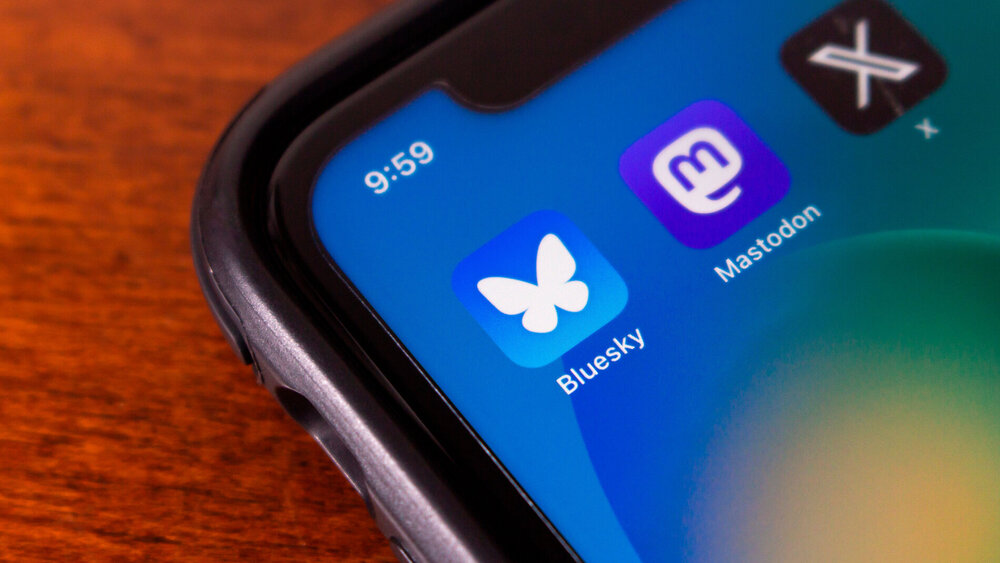 Die Icons der Social Media Apps Bluesky, Mastodon und X auf einem Smartphone