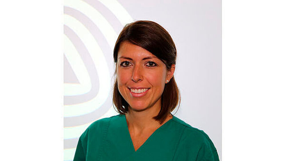 Dr. med. dent. Dr. phil. Simone Ulbricht, M.A. ist Zahnärztin in Karlsruhe und hat das Masterstudium „Integrated Practice in Dentistry“ absolviert. Vor Kurzem schloss sie ihre Promotion in den Bildungswissenschaften ab. Sowohl in ihrer Masterarbeit als auch in der Dissertation beschäftigte sie sich mit der Wirksamkeit von postgradualer Weiterbildung in der Zahnmedizin. |