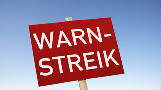 Schild mit der Aufdruck: "Warnstreik!"