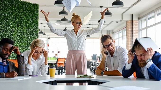 Ärger im Team. Chefin ist verärgert und schmeißt Dokumente durch die Luft.