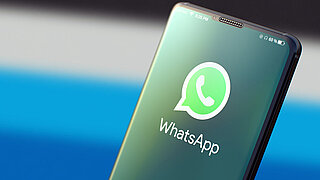 Messenger-Dienst WhatsApp auf einem Handydisplay.