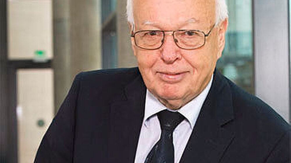 Dr. Rainer Hess ist Gesellschafter einer Kanzlei für Medizin- und Gesundheitsrecht in Köln. Ab 1969 war er Justiziar des Verbandes der leitenden Krankenhausärzte, von 1971 an der gemeinsamen Rechtsabteilung von Bundesärztekammer und Kassenärztlicher Dr. Rainer Hess ist Gesellschafter einer Kanzlei für Medizin- und Gesundheitsrecht in Köln. Ab 1969 war er Justiziar des Verbandes der leitenden Krankenhausärzte, von 1971 an der gemeinsamen Rechtsabteilung von Bundesärztekammer und Kassenärztlicher Bundesvereinigung. Von 1988 bis 2003 war er Hauptgeschäftsführer der KBV, von 2004 bis 2012 unparteiischer GBA-Vorsitzender. 2013 war er Vorstand der Deutschen Stiftung Organtransplantation. |