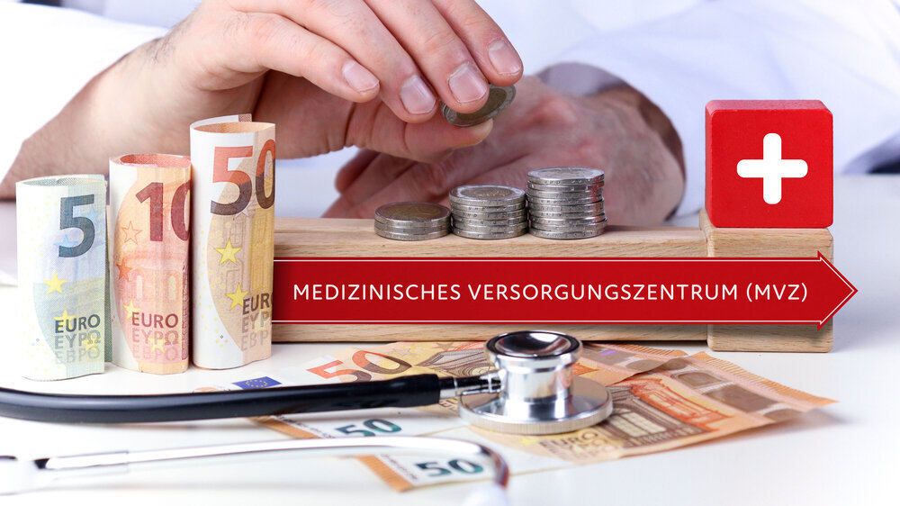Medizinisches Versorgungszentrum (MVZ). Arzt stapelt Geld Münzen auf einen Geldstapel. Text mit Begriff auf Pfeil Symbol (rot). Geldscheine & Stethoskop Medizinisches Versorgungszentrum (MVZ). Arzt stapelt Geld Münzen auf einen Geldstapel. Text mit Begriff auf Pfeil Symbol (rot). Geldscheine & Stethoskop