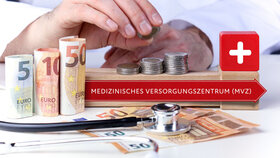 Medizinisches Versorgungszentrum (MVZ). Arzt stapelt Geld Münzen auf einen Geldstapel. Text mit Begriff auf Pfeil Symbol (rot). Geldscheine & Stethoskop