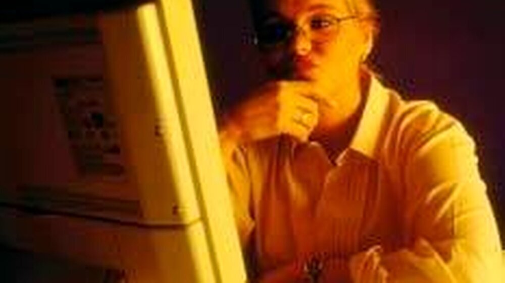 Kein ungewohntes Bild bei der Arbeit am Computer in der Zahnarztpraxis: Die Technik streikt. Oft lässt sich das Problem nicht selbst lösen; externe Hilfe und Fernwartung sind nötig – und sparen der Praxis Zeit und Geld. Hierbei muss aber besonders au