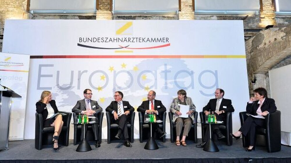 Intensiver Austausch zum Fachkräftemangel in Europa (v.l.n.r.): Caroline Hager, Prof. Dr. Winfried Kluth, Dr. Rolf Koschorrek, Dr. Peter Engel, Gertrud Stöcker, Dr. Volker Grigutsch und Dr. Ursula Weidenfeld