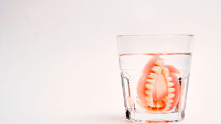 Prothese im Wasserglas