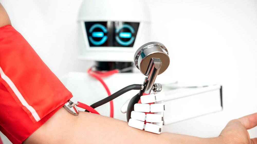 Pflegeroboter oder medizinischer autonomer Roboter misst den Blutdruck eines Mannes