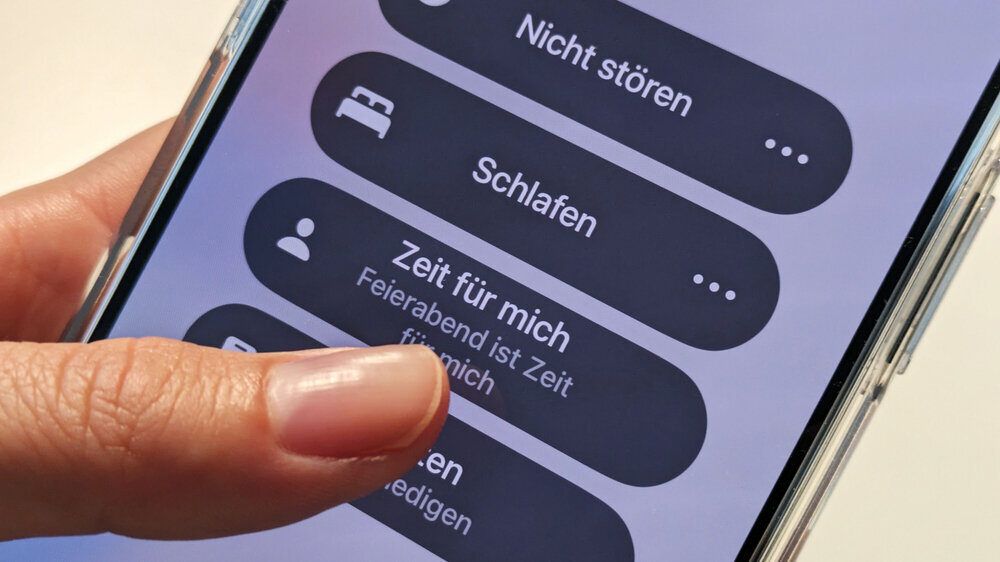 Hand am Handy mit "nicht-Stören-Menü"