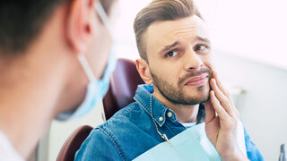 Mann hat Zahnschmerzen