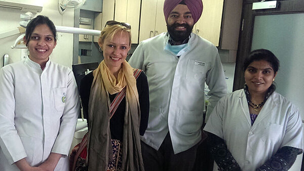 Dr. Thakkar mit seinen Zahnärztinnen beim Besuch der Zahntechnikerin Anna Jalowy (Mitte).