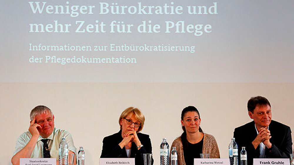 Jetzt müssen nur noch die langen Titel "entbürokratisiert" werden. Das neue A-Team für die Pflege: Staatssekretär Karl-Josef Laumann, Patientenbeauftragter und Pflegebevollmächtigter der Bundesregierung, Elisabeth Beikirch vom Projektbüro EinSTEP un