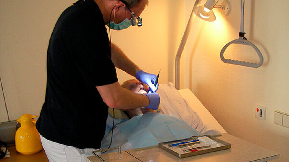 Der Patient liegt im Bett: Heute sind Pflegebetten meist sogar elektrisch höhenverstellbar und wenn es der Patient zulässt, ist die halbaufgerichtete Behandlungsposition von Vorteil. Dadurch kann in wenigen Sekunden eine sehr angenehme Arbeitshöhe eing
