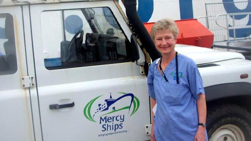 Gabriele Obermüller aus dem bayerischen Wackersberg arbeitet in Deutschland als Prophylaxekraft und Stuhlassistenz. In der Dental Clinic der Organisation Mercy Ships unterstützte sie Zahnärzte vor allem bei der Schmerztherapie.