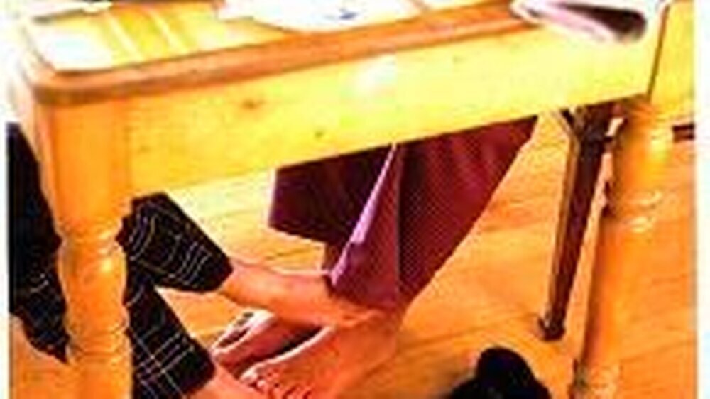 Füßeln unter dem Tisch – mit Fußpilz eine heikle Angelegenheit ...