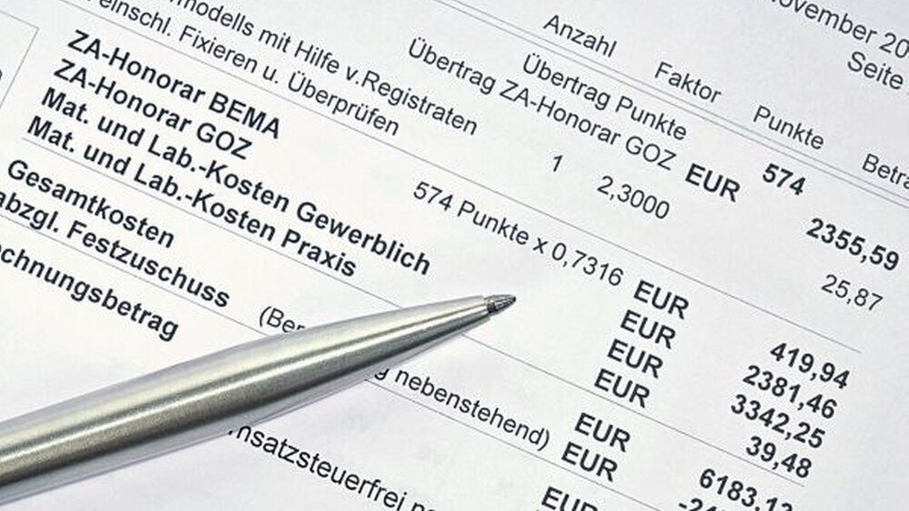 Künftig wollen Krankenkassen auch Einblick in solche Zahnarztrechnungen nehmen – hier ein Beispiel aus 2011 –, an denen sie sich nur mit dem Festzuschuss beteiligen.