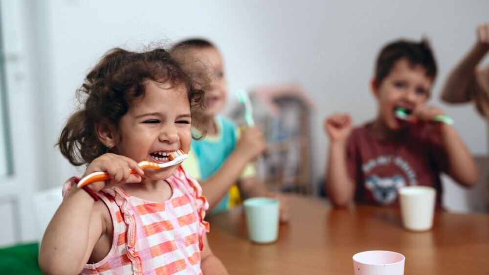 Kinder putzen Zähne in der Kita
