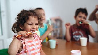 Kinder putzen Zähne in der Kita