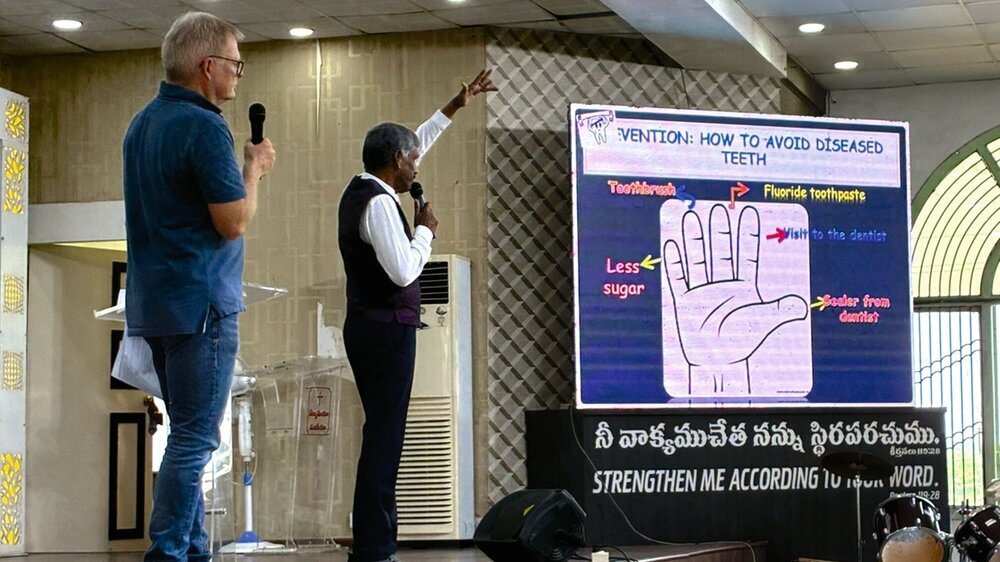 Baustein Zukunft Indien: Vortrag wird simultan in Telugu übersetzt.