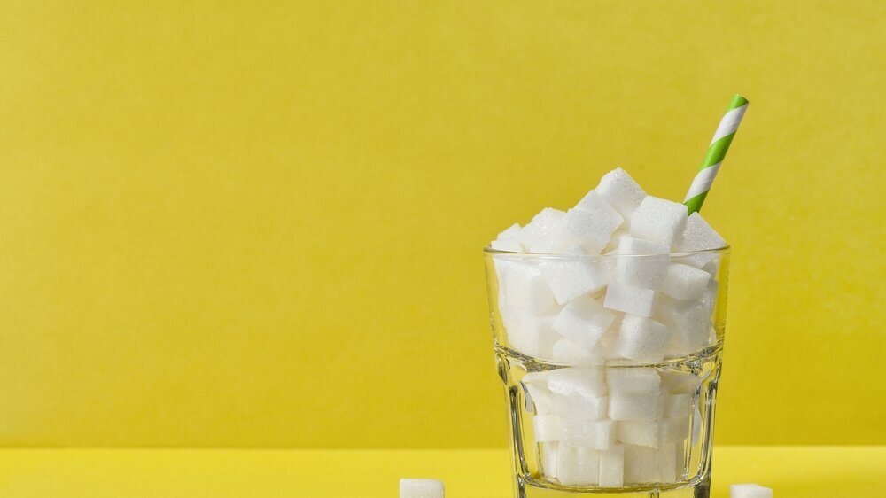Glass sugar cubes Weight control diet health detox concept Limo, Cola, Brause – Softdrinks gelten als Treiber für Adipositas, Diabetes Typ 2 und Karies.
