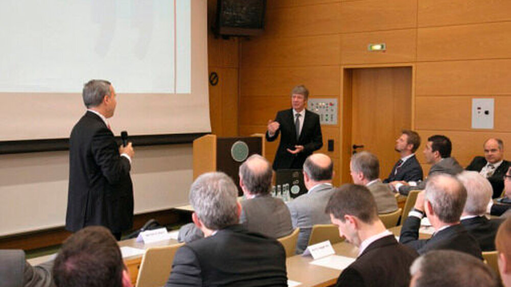 Expertendiskussion in Karlsruhe: Akademie-Direktor Prof. Walther interviewt BZÄK-Vize Prof. Oesterreich.