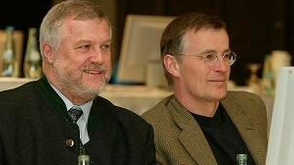 Der neue Vorsitzende der KZBV und sein Stellvertreter nach Bekanntgabe der Abstimmung: Dr. Rolf-Jürgen Löffler, Vorsitzender der KZV Bayern, und Dr. Jürgen Federwitz, Vorsitzender KZV Hessen.