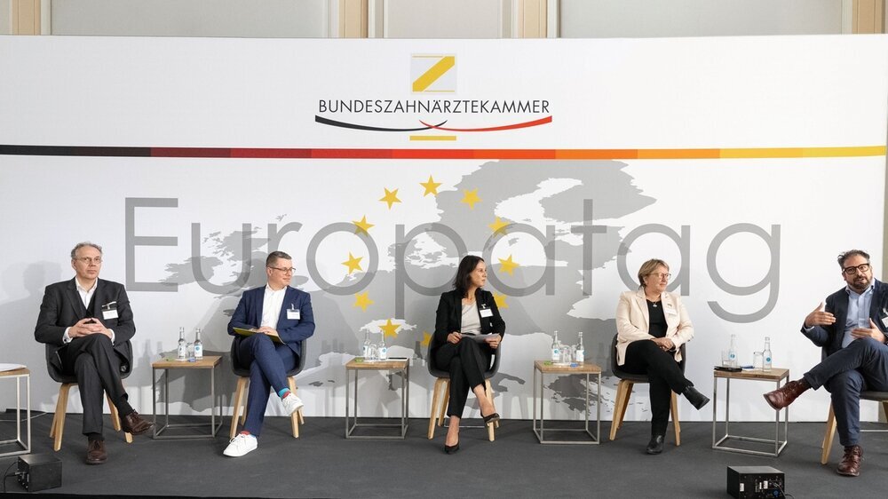 Europatag BZÄK 2023 Paneldiskussion I Welche Auswirkungen hat der Vorschlag der EU-Kommission für das deutsche Gesundheitssystem? Auf einer Paneldiskussion, moderiert von Jessica Hanneken (m.), BFS Finance, wurde die Frage vertieft.