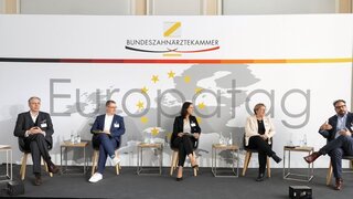 Welche Auswirkungen hat der Vorschlag der EU-Kommission für das deutsche Gesundheitssystem? Auf einer Paneldiskussion, moderiert von Jessica Hanneken (m.), BFS Finance, wurde die Frage vertieft.
