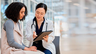 Ärztin mit Patientin