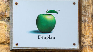 Denplan-Schild vor einer Zahnarztpraxis in Großbritannien